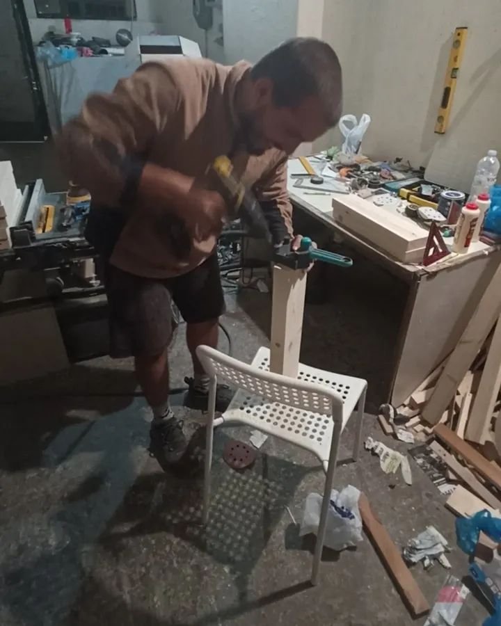 Ο Νίκος στο εργαστήριό του